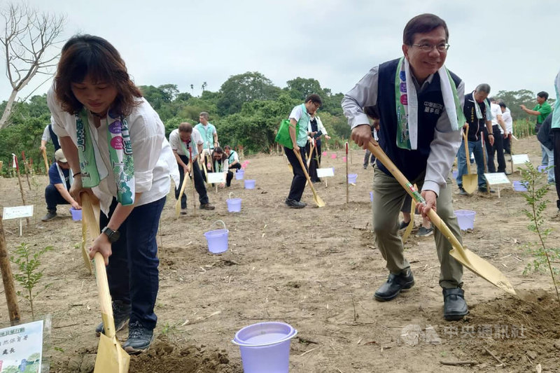 農業部林業保育署處長汪昭華（前左）與中華郵政公司董事長王國材（前右）5日在台南市南化區舉行的「綠意郵遞ing－蜜源棲地共築行動」，一同種下樹苗。中央社記者楊思瑞攝　115年5月5日