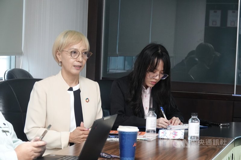 國防院國際駐點學者岩本由起子（左）5日指出，台灣提升全社會防衛韌性，現在不是需要發更多的小冊子，而是需要讓民眾動起來，企業可以扮演政府和民眾間的橋梁，讓民眾能夠自己行動。中央社記者吳書緯攝　115年5月5日