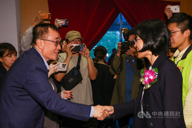 新北市建築師公會會員大會5日在新北市政府3樓多功能集會堂舉行，國民黨新北市長參選人李四川（前左）與民進黨新北市長參選人蘇巧慧（前右）先後出席，兩人短暫同框、握手致意。中央社記者王騰毅攝  115年5月5日