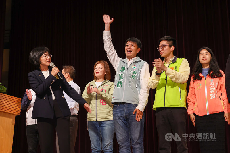 新北市建築師公會5日下午在新北市政府舉行會員大會，民進黨新北市長參選人蘇巧慧（前左1）出席致詞時，介紹黨內新北市議員參選人，盼能獲得支持。中央社記者王騰毅攝　115年5月5日