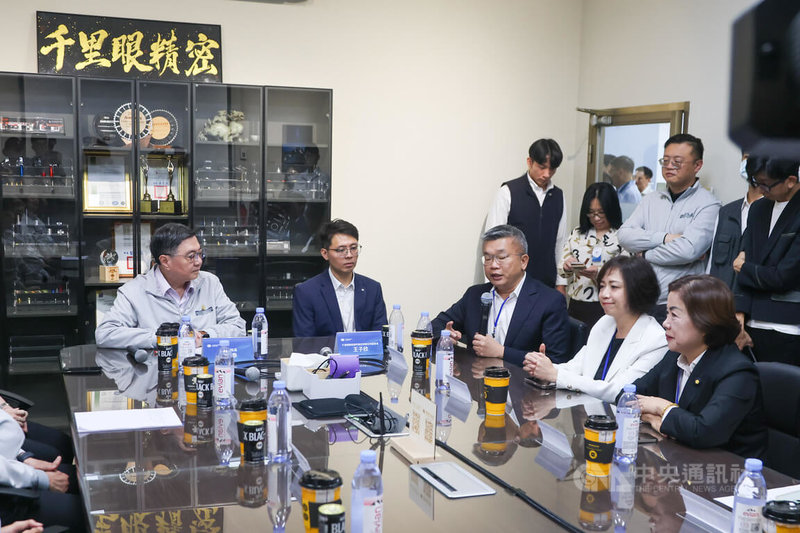 行政院長卓榮泰（左）5日參訪位於台中市大雅區千里眼精密部件公司，民進黨立委蔡其昌（前右3）、何欣純（前右2）、國民黨立委楊瓊瓔（前右1）出席。中央社記者趙麗妍攝　115年5月5日