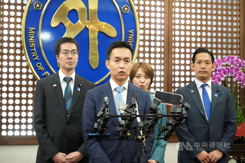 日本自民黨青年局組團訪台，5日於外交部接受媒體聯訪，由日本自民黨青年局長平沼正二郎（前排）代表發言。中央社記者楊堯茹攝　115年5月5日