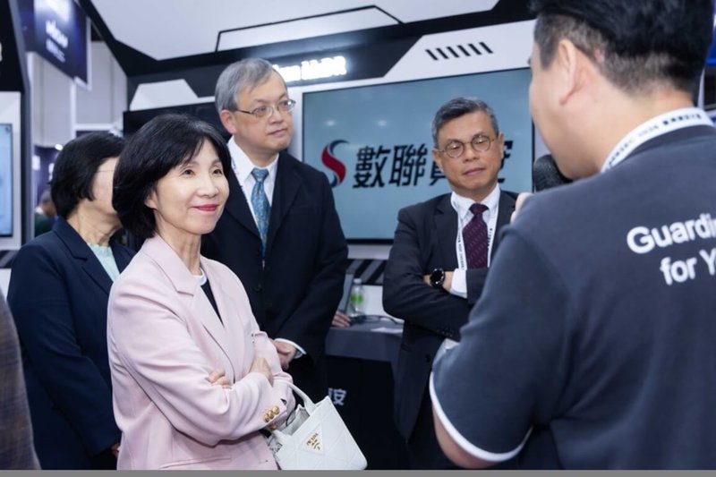 遠傳總經理井琪（左1）表示，AI的快速發展為企業營運帶來效率與創新，同時也帶來新型態資安威脅，企業資安策略也從「防堵」轉向以「韌性」為導向的架構升級。（遠傳提供）中央社記者江明晏傳真　115年5月5日