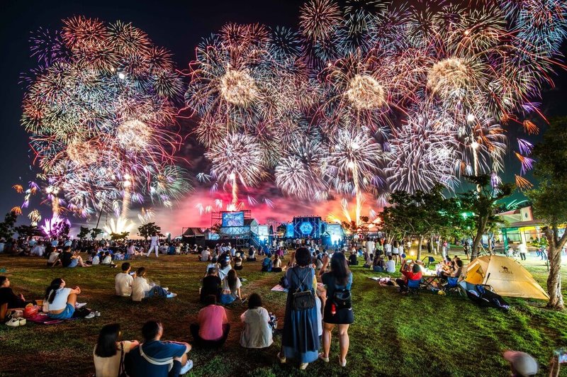 「2026東石海之夏」活動將於7月18、19日及25、26日兩個週末，在嘉義縣東石漁人碼頭登場。萬眾矚目的海上煙火秀預計活動最後一天晚間施放。圖為往年施放絢麗場面。（嘉義縣文觀局提供）中央社記者蔡智明傳真　115年5月5日