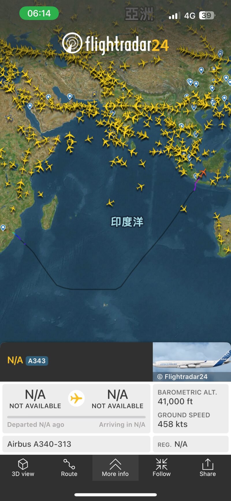 Flightradar24航跡顯示，賴總統搭乘的史瓦帝尼國王專機（A340-300）4日晚間約6時40分起飛後，航向往史國東南方飛行，避開路線較短的東北方、即塞席爾、馬達加斯加與模里西斯3國飛航情報區，特意採取「南線突圍」策略。（圖取自Flightradar24網頁flightradar24.com）