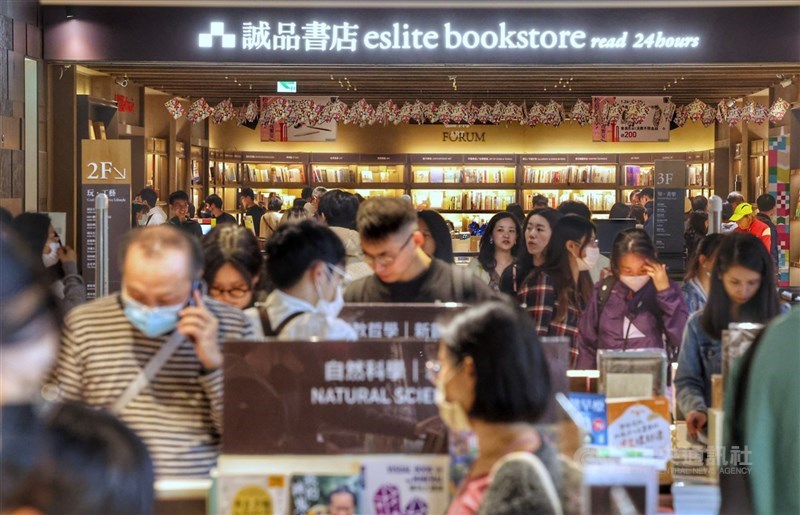 日本書店TSUTAYA BOOKSTORE（蔦屋書店）將進駐松山文創園區，不僅是海外首間直營門市，也將與鄰近誠品松菸店正面對決，信義區將成為書店一級戰區。圖為誠品松菸。（中央社檔案照片）
