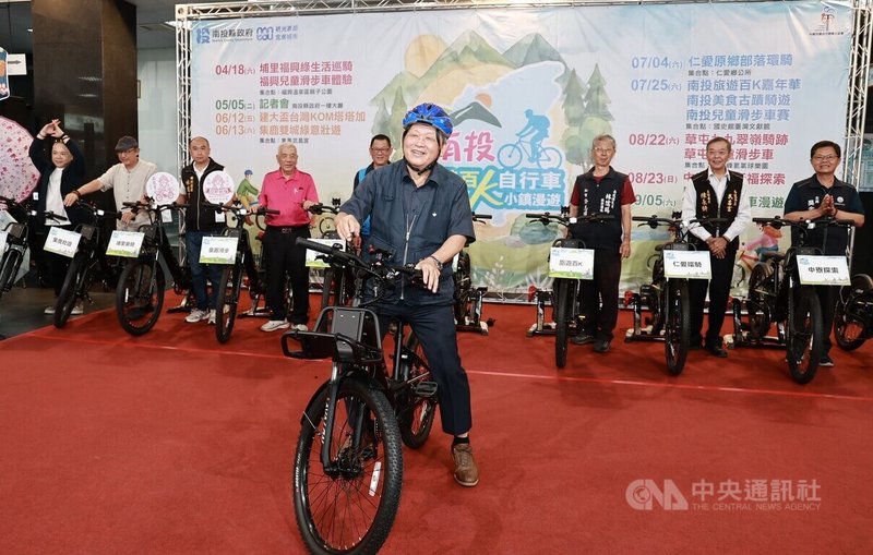 南投旅遊百K自行車小鎮漫遊活動邁入第4年，縣府5日舉行記者會宣傳，南投縣副縣長王瑞德（前）邀民眾騎單車旅遊、感受小鎮風光。中央社記者蕭博陽南投縣攝　115年5月5日