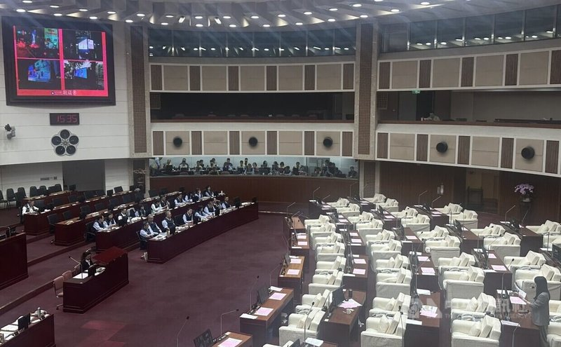國民黨台北市議員耿葳（前右立者）5日質詢提到，北市街頭常見大型LED廣告車在商圈繞行，但車輛播放的音樂除釀成噪音，也常停放在路口涉及多項違規，要求市府處理。中央社記者劉建邦攝　115年5月5日
