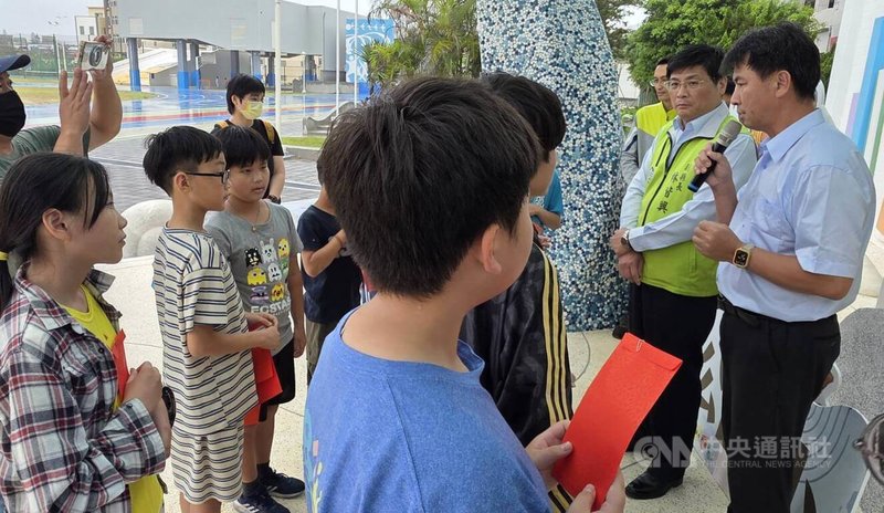 台灣集中保管結算所捐贈澎湖教育協助計畫獎學金新台幣87萬元，全縣國中小總計174名學子獲得，其中馬公國小有12名學生受獎，5日由校長王文瑞（前右）陪同在學校司令台接受。中央社　115年5月5日