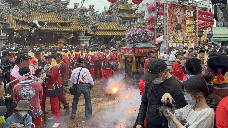 國家重要民俗「北港朝天宮迎媽祖」5日熱鬧登場，炸轎、犁炮輪番上陣，廟前擠滿人潮。中央社記者姜宜菁攝  115年5月5日