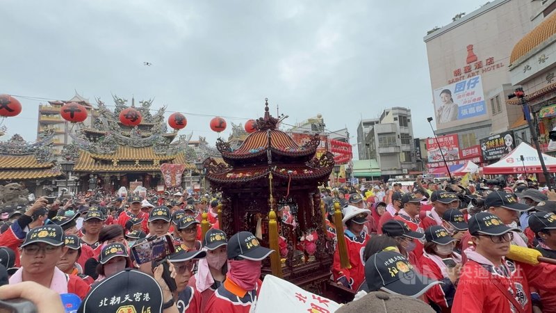 為期2天的「北港朝天宮迎媽祖」活動5日登場，遶境隊伍依序排開綿延數公里長。中央社記者姜宜菁攝  115年5月5日