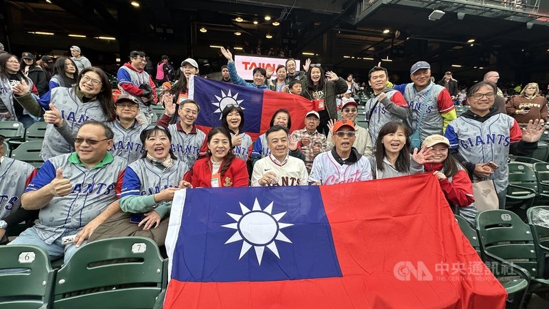 MLB巨人4日舉辦台灣日，舊金山灣區球迷參加，拉起台灣國旗加油。中央社記者張欣瑜舊金山攝　115年5月5日
