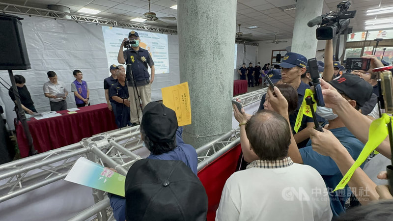 彰化縣政府5日在芳苑鄉王功福海宮辦理彰化生命園區開發計畫公開說明會，二林芳苑反火葬場自救會到台前要遞陳情書給縣府人員。中央社記者鄭維真攝　115年5月5日