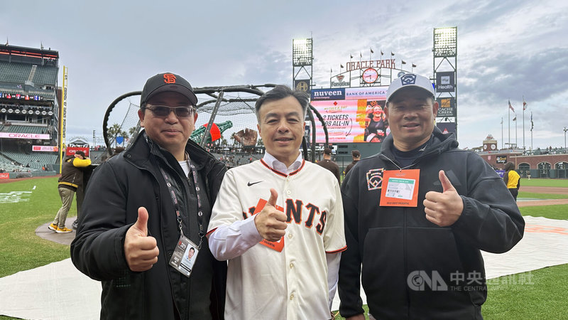 駐舊金山辦事處長伍志翔（中）、東園國小少棒隊總教練賴敏男（右）4日共同為MLB巨人台灣日開球，與長榮航空駐舊金山分公司總主任吳駿杰（左）合影。中央社記者張欣瑜舊金山攝　115年5月5日