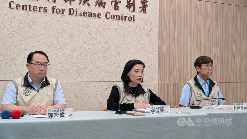 70多歲彰化男性鴨農確診H7N7，為首例本土H7新型A型流感病例。衛生福利部疾病管制署發言人曾淑慧（中）5日表示，經農衛雙方共同就整體影響評估，對國內人類公衛風險評級為「低風險」。中央社記者曾以寧攝　115年5月5日