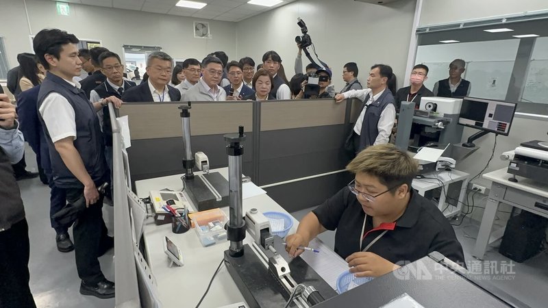 行政院長卓榮泰（前左3）5日前往台中市大雅區千里眼精密部件公司參訪，觀看工作平台運作狀況。中央社記者趙麗妍攝　115年5月5日