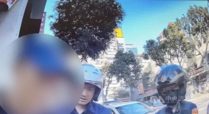 北市警方近日巡邏發現30多歲黃男（左）佇立路口，上前盤查竟是過失傷害通緝犯，且身攜毒品、分裝器等物，儼然毒品行動分裝場。（翻攝照片）中央社記者黃麗芸傳真　115年5月5日