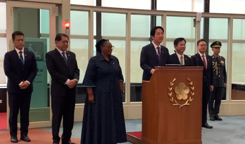 總統賴清德（中）結束出訪友邦史瓦帝尼行程，5日上午返抵國門發表談話，史瓦帝尼副總理札杜莉（左3）陪同在旁。（中央社）