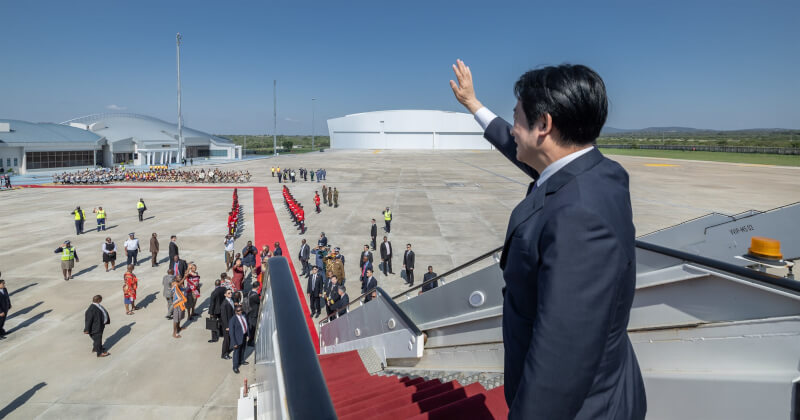 總統賴清德出訪史瓦帝尼，他5日抵台後，總統府釋出賴總統在史瓦帝尼接受機場歡送儀式的畫面。（總統府提供）
