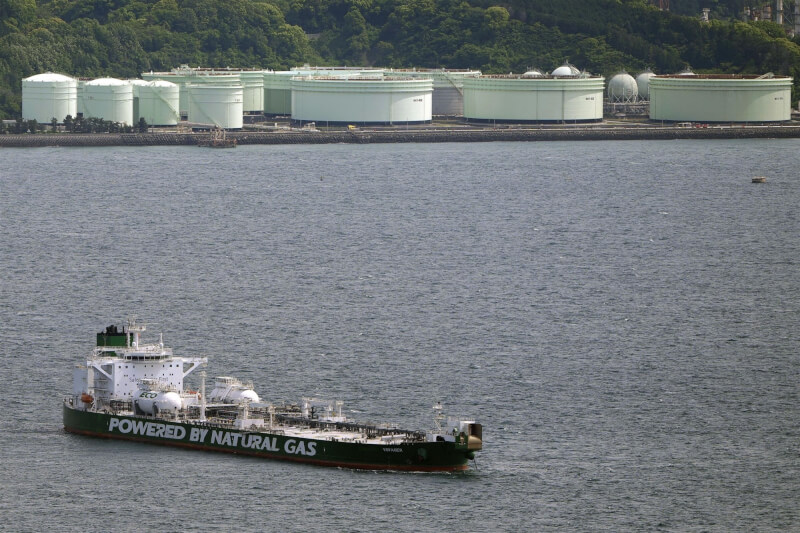 俄羅斯遠東地區的油氣開發事業「薩哈林2號」出產的原油5日中午運抵日本愛媛縣。圖為載運薩哈林2號出產原油的船隻，後方為「太陽石油」煉油廠。（共同社）