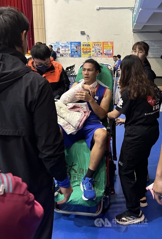 名古屋亞運國手甘家葳（中）5日出戰115年全大運男子拳擊75公斤級決賽受傷，儘管現場醫生試圖處理右肩脫臼情形，但似乎比想像中嚴重，最後決定送醫進行後續檢查治療，甘家葳也被迫棄賽。中央社記者黎建忠攝　115年5月5日