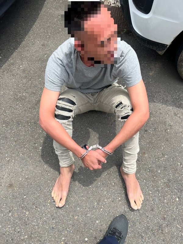 高雄鳳山警方日前盤查身分時，1名可疑男子當場狂奔逃逸，甚至跑到拖鞋掉落，員警藉熟悉地形優勢守株待兔制伏男子，經查為洗錢通緝犯，另查獲毒品安非他命，依毒品等罪送辦。（高雄鳳山警分局提供）中央社記者洪學廣傳真 115年5月5日