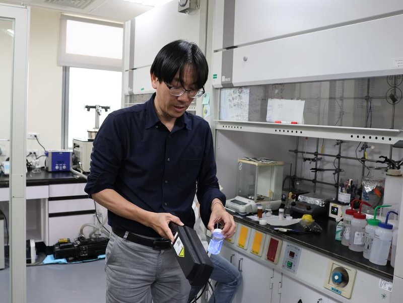 陽明交通大學生物科技系副教授李明家帶領團隊開發出無毒性的新發光材料，在壓縮或拉伸時會綻放藍色螢光，這種柔軟且可彎曲可調整發光特性的材料，未來有望應用於光電顯示器、生醫影像感測與穿戴式裝置。（陽明交大提供）中央社記者許秩維傳真　115年5月6日
