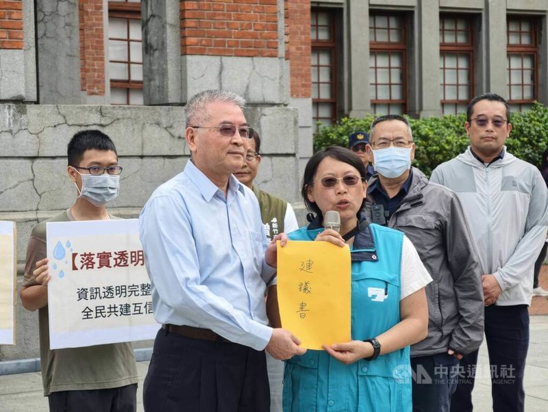 新竹市多個民間團體認為「新竹市廢水及污水排放管理推動委員會設置及運作要點(草案)」存在漏洞,6日到新竹市政府前廣場高舉標語表達訴求,並遞交建議書,由新竹市環保局派代表接受。中央社記者魯鋼駿攝 115年5月6日