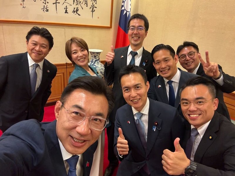 立法院長副院長江啟臣（前排左）5日設宴款待日本自民黨青年局長平沼正二郎（前排中）。江啟臣還拿起手機與一行人及國民黨立委洪孟楷（前排右）開心自拍。（立法院提供）中央社記者蘇龍麒傳真　115年5月6日
