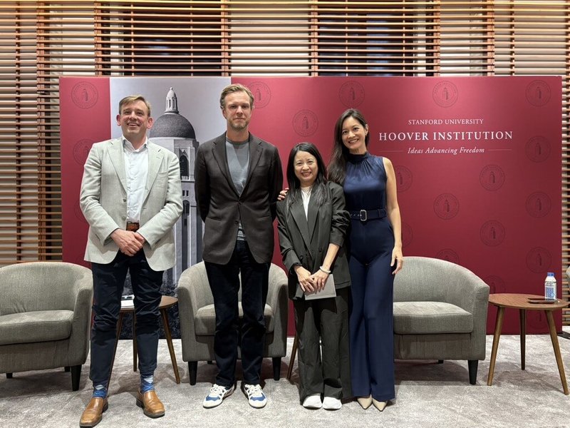 台海戰爭劇「零日攻擊」在美國胡佛研究所放映。政治學者祁凱立（左1）、立陶宛前外長藍斯柏吉斯（左2）與製作人鄭心媚（右2）、演員謝怡芬（右1）對談。（零日文創提供）中央社記者張欣瑜舊金山傳真　115年5月6日