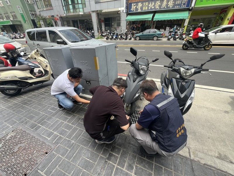 台中市太平區一家火鍋店遭檢舉污染溝渠，台中市環保局6日表示，經派員到場稽查並會同業者巡視水溝，確認有污染情事，當場告發開罰並要求業者清理改善。（台中市政府提供）中央社記者郝雪卿傳真  115年5月6日