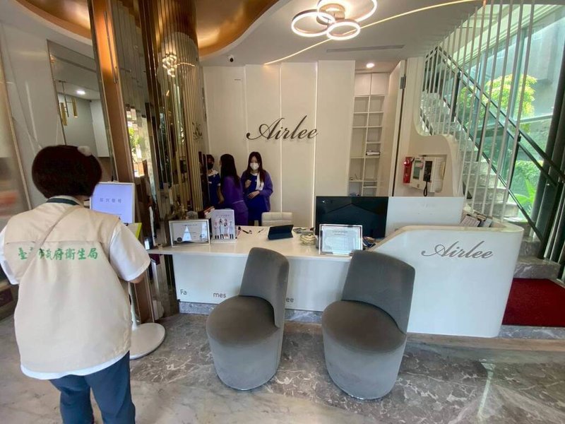 愛爾麗診所新北板橋店日前被發現煙霧偵測器內疑藏針孔攝影機，台南市衛生局6日派員前往稽查愛爾麗台南3家分店。（台南市政府提供）中央社記者張榮祥台南傳真　115年5月6日