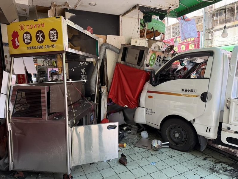 台中市一輛小貨車6日中午行經北區永興街時突然失控，連撞停在路邊的2機車及2處攤架，並波及一旁建物，幸未造成人員傷亡。肇事原因仍有待調查釐清。（民眾提供）中央社記者郝雪卿傳真  115年5月6日