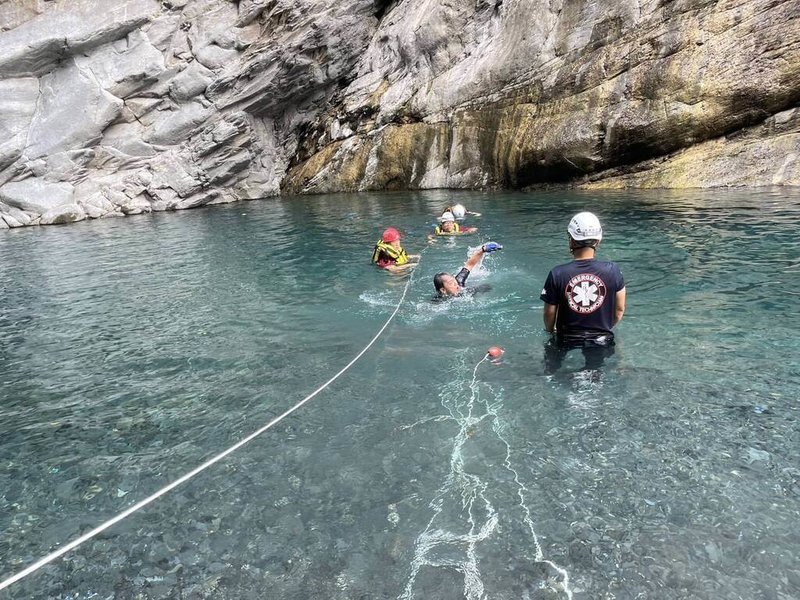 屏東縣瑪家鄉草泥馬瀑布6日發生溺水意外，消防局獲報出動人力馳援，不過溺水女性被救起時已無生命徵象，送醫不治。（屏東縣消防局提供）中央社記者李卉婷傳真　115年5月6日