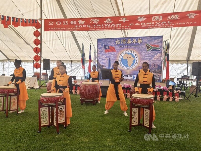 震耳的鼓聲由佛光山南湖寺天龍隊鼓隊演出開場，節奏熱烈，吸引現場民眾觀賞，展現文化表演特色。中央社記者李依璇攝　115年5月6日
