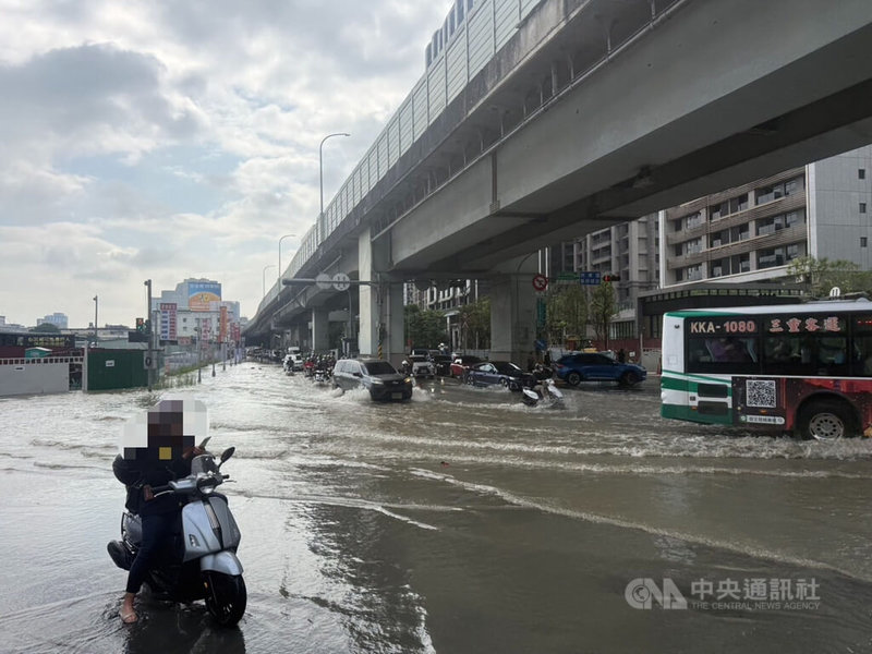 新北市新莊區新北大道與五工路口正進行人行天橋施工，6日上午不慎挖斷自來水管，造成路面嚴重積水。（翻攝照片）中央社記者王鴻國傳真　115年5月6日