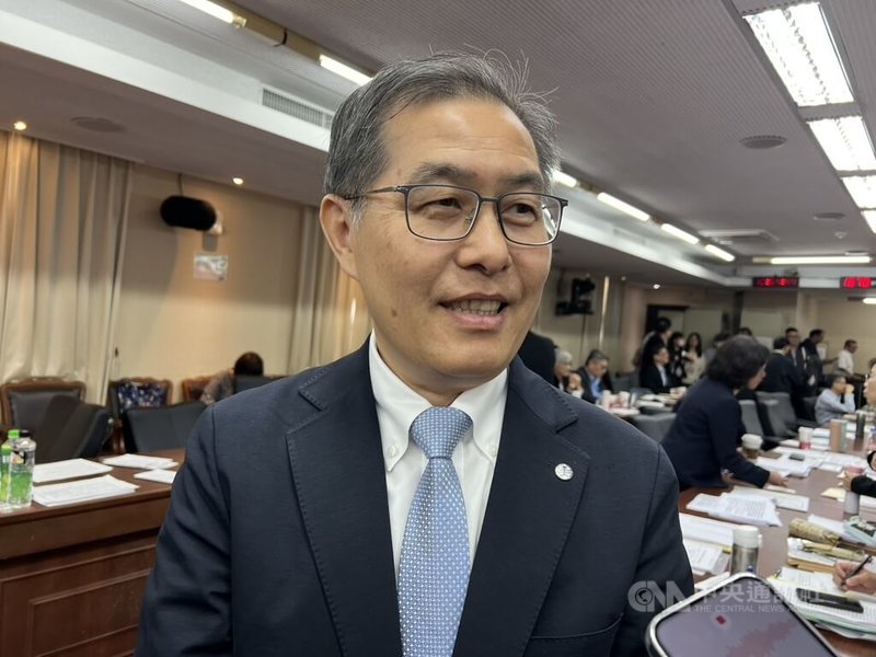 台北車站商場經營權爭議,微風集團質疑台鐵評選涉利益衝突與洩密疑慮。台鐵總經理馮輝昇(圖)6日在立法院交通委員會中場休息接受媒體聯訪表示,微風在5月4日正式提出異議書,依規定將在次日起20天內做適當處理、回覆。中央社記者黃巧雯攝 115年5月6日