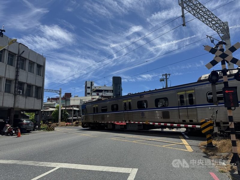 台鐵花蓮站到吉安干城站間有多處平交道，台鐵近年持續推動平交道智慧化，包含在監視系統增加影像辨識、光學雷達偵測等，可24小時、不畏雨霧精準偵測，並在平交道區域建立「虛擬圍籬」，偵測到障礙物會警示。中央社記者張祈攝 115年5月6日