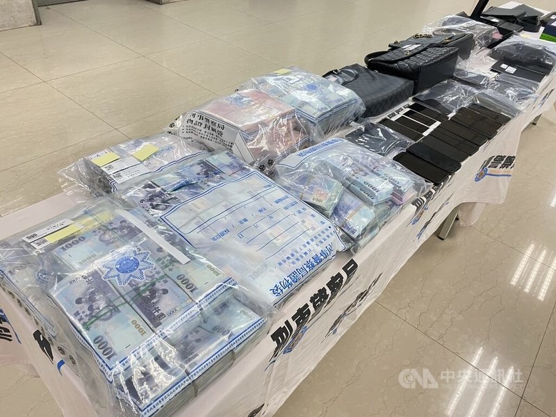 刑事局6日宣布破獲詐欺洗錢集團，勾結銀樓業者利用銀聯卡換現金方式洗錢，初估金額逾新台幣1億1700萬元，計11嫌落網法辦。圖為贓證物。中央社記者黃麗芸攝　115年5月6日