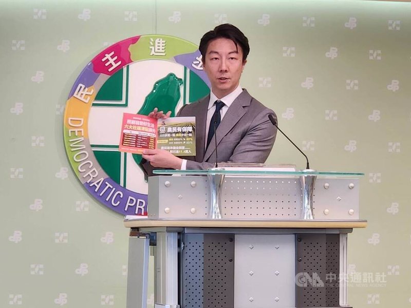 民進黨發言人吳崢（圖）6日說明「台灣好生活」下鄉宣講並展示民進黨印製的相關文宣。中央社記者葉素萍攝 115年5月6日