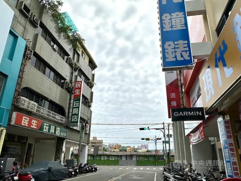 彰化縣員林市黃金帝國大樓因921震災後結構受損，許多空間閒置多年，彰化縣政府編列預算於民國114年4月間開拆，拆除工程迄今將進入尾聲。中央社記者鄭維真攝　115年5月6日