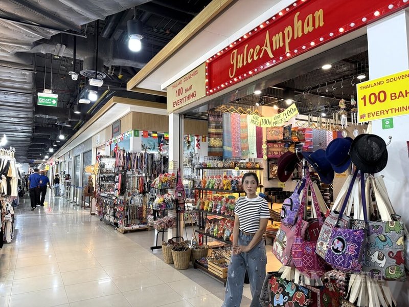 曼谷恰圖恰市集是外國遊客赴泰國必訪的旅遊景點之一，但平日許多店家未營業，遊客稀稀落落。中央社記者李宗憲曼谷攝　115年5月6日