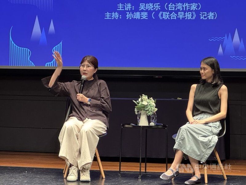 新加坡城市閱讀節登場，多名作家參與文學講座、新書分享會等活動。台灣作家吳曉樂（左）6日出席座談。中央社記者吳昇鴻新加坡攝　115年5月6日