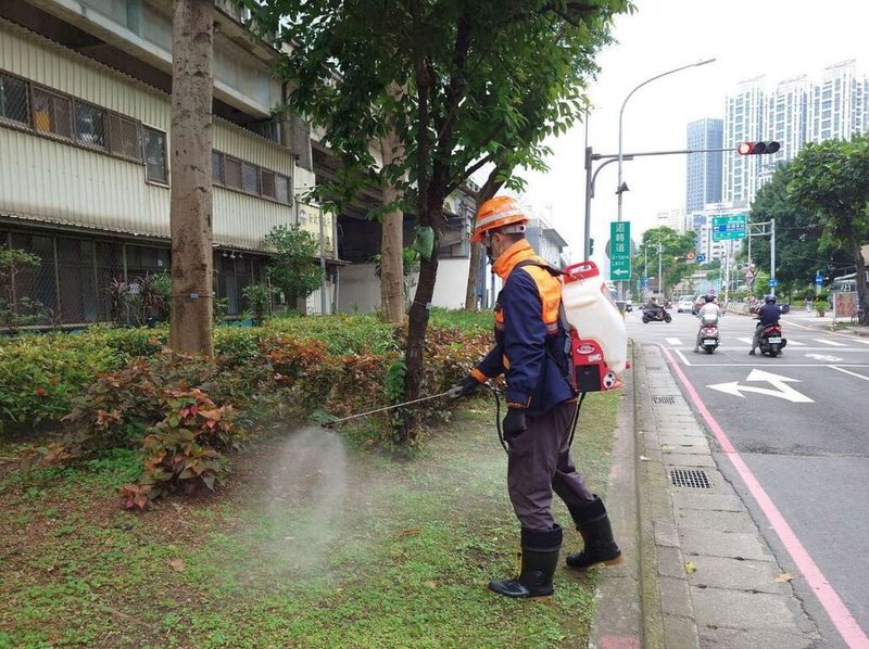 新北市府環保局6日表示，新北鎖定2590鼠患熱區防堵。圖為5月2日板橋區民生路2段，加強環境與道路周邊消毒。（新北市府環保局提供）中央社記者黃旭昇傳真   115年5月6日
