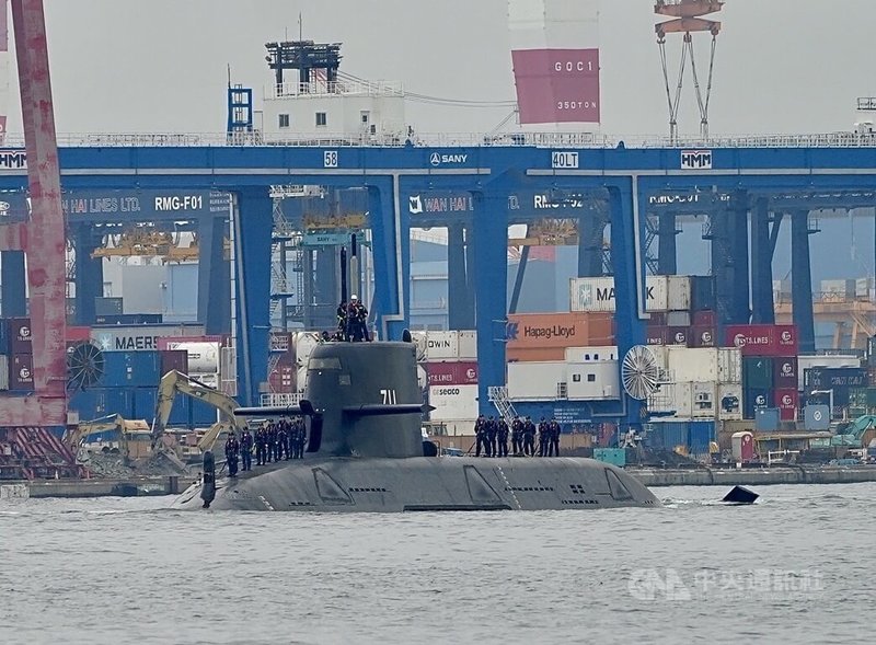 潛艦國造原型艦海鯤艦6日離開高雄港區，出海進行第8次潛航測試。中央社記者董俊志攝　115年5月6日