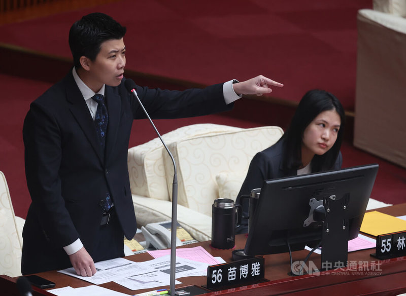 社民黨台北市議員苗博雅（左）6日在議會質詢時建議台北市政府，恢復調查並長期監測鼠類數量，以科學來應對鼠患問題。中央社記者張新偉攝　115年5月6日
