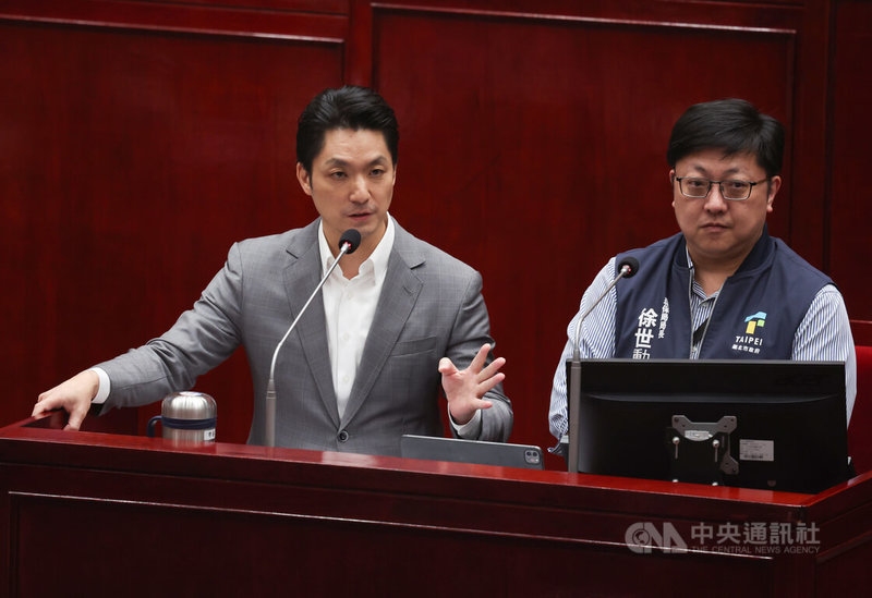 台北市議會6日下午召開定期大會，台北市長蔣萬安（左）率市府首長列席報告，各黨議員質詢時聚焦鼠患議題。右為台北市環保局長徐世勲。中央社記者張新偉攝　115年5月6日