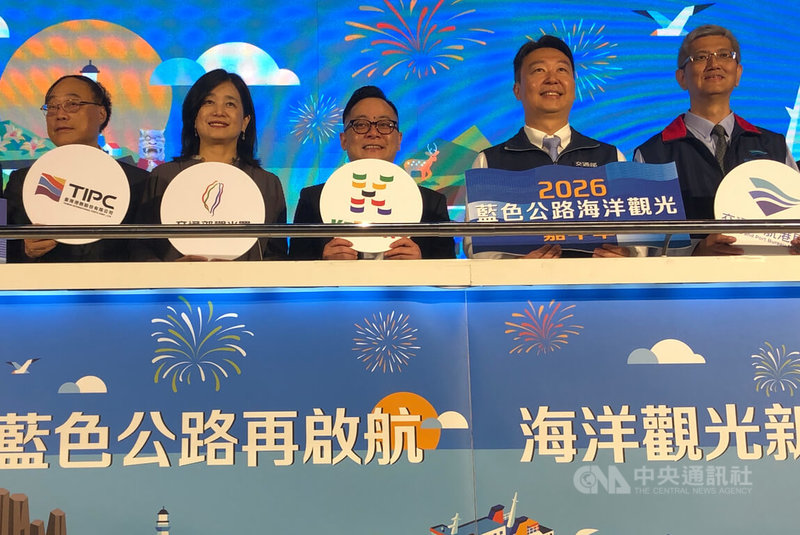 交通部長陳世凱（右2）6日出席在基隆港旅客中心舉辦的「2026藍色公路海洋觀光嘉年華」記者會。中央社記者王朝鈺攝　115年5月6日