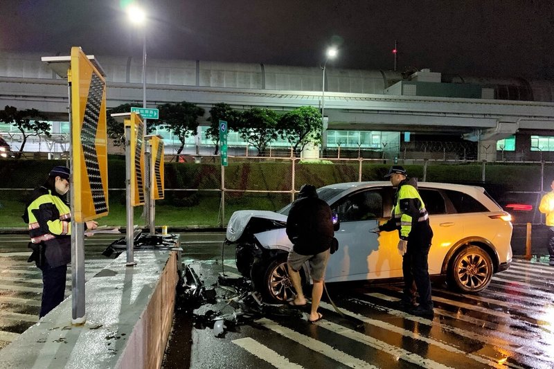 航空警察局6日表示，5日晚間一輛租賃車載送旅客前往桃園國際機場，在塔台路不明原因擦撞道路防撞桿，車頭全毀，事故造成1死2傷，駕駛酒測值為零。（民眾提供）中央社記者吳睿騏桃園機場傳真　115年5月6日