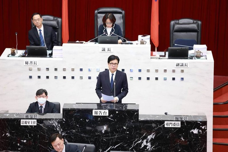 高雄市長陳其邁（中）6日率領市府團隊前往議會，說明市府施政計畫及民國115年度總預算追加減預算案編製情形。（高雄市政府提供）中央社記者蔡孟妤傳真　115年5月6日